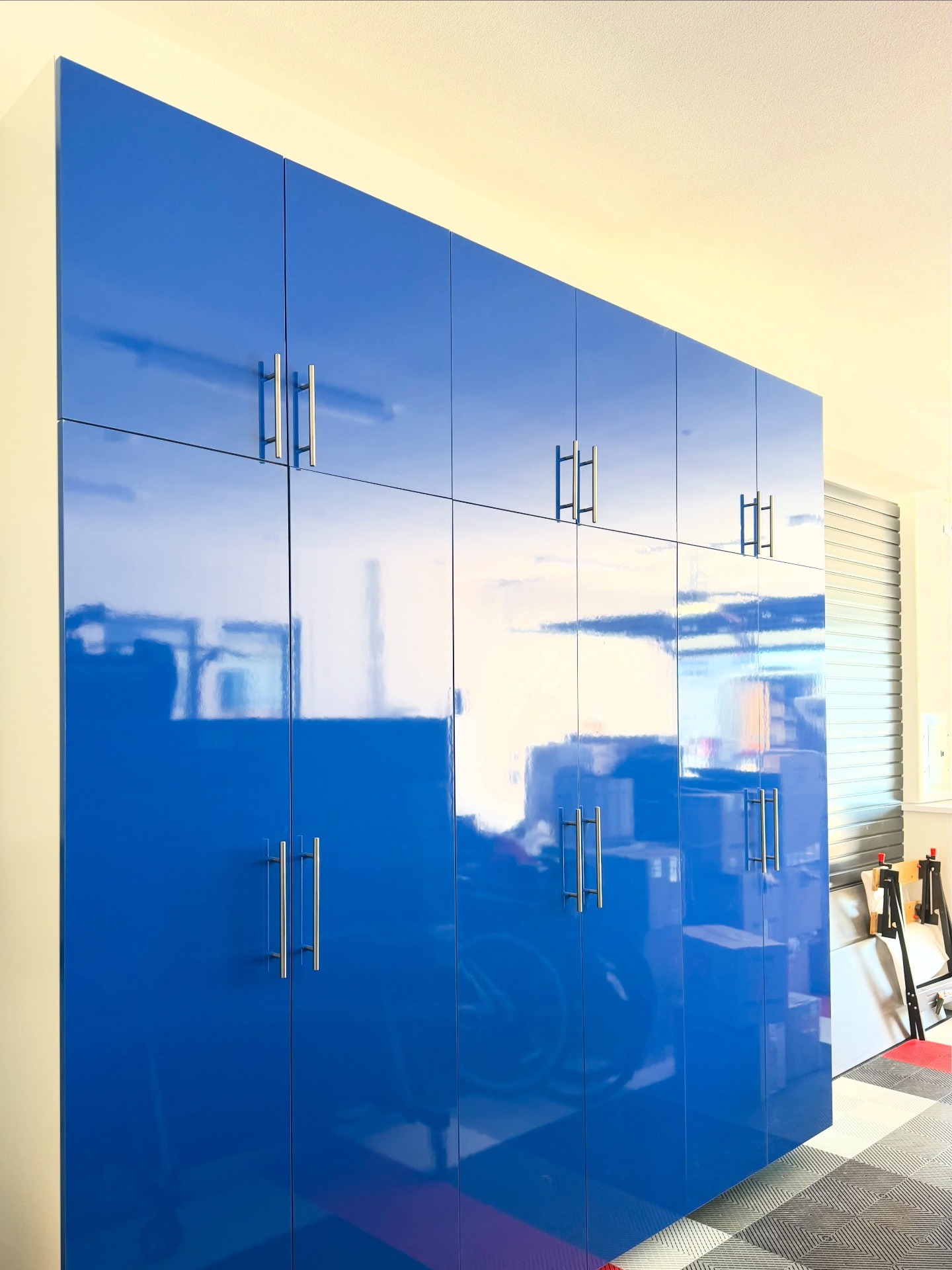 High-gloss blue lacquer garage system