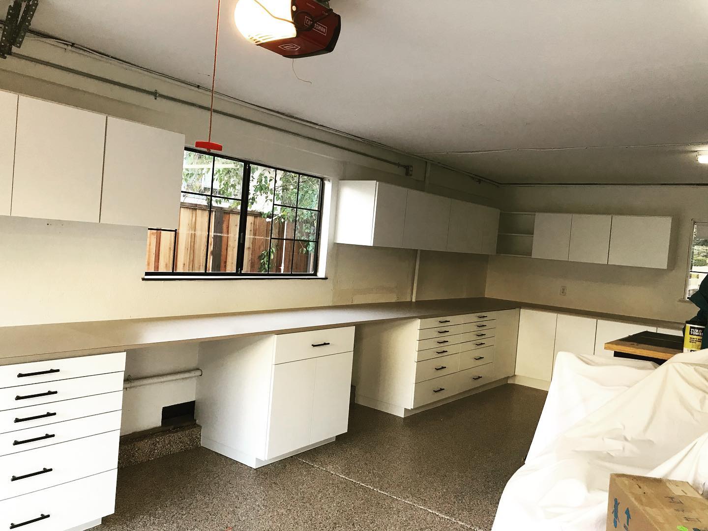 L-shaped workshop with drawers and upper cabinets